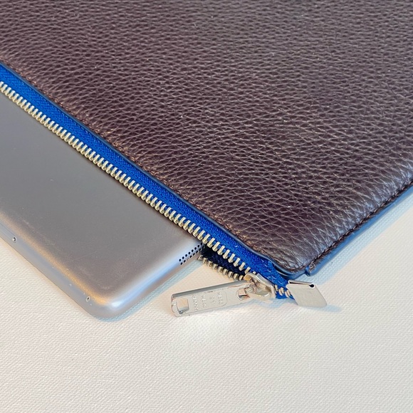 Marc Jacobs electric blue and dark brown pebbled leather zipped clutch 23x20 cm - Picture 6 of 6